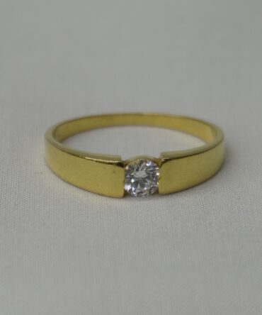 Elegant Hold Solitaire Gold Ring