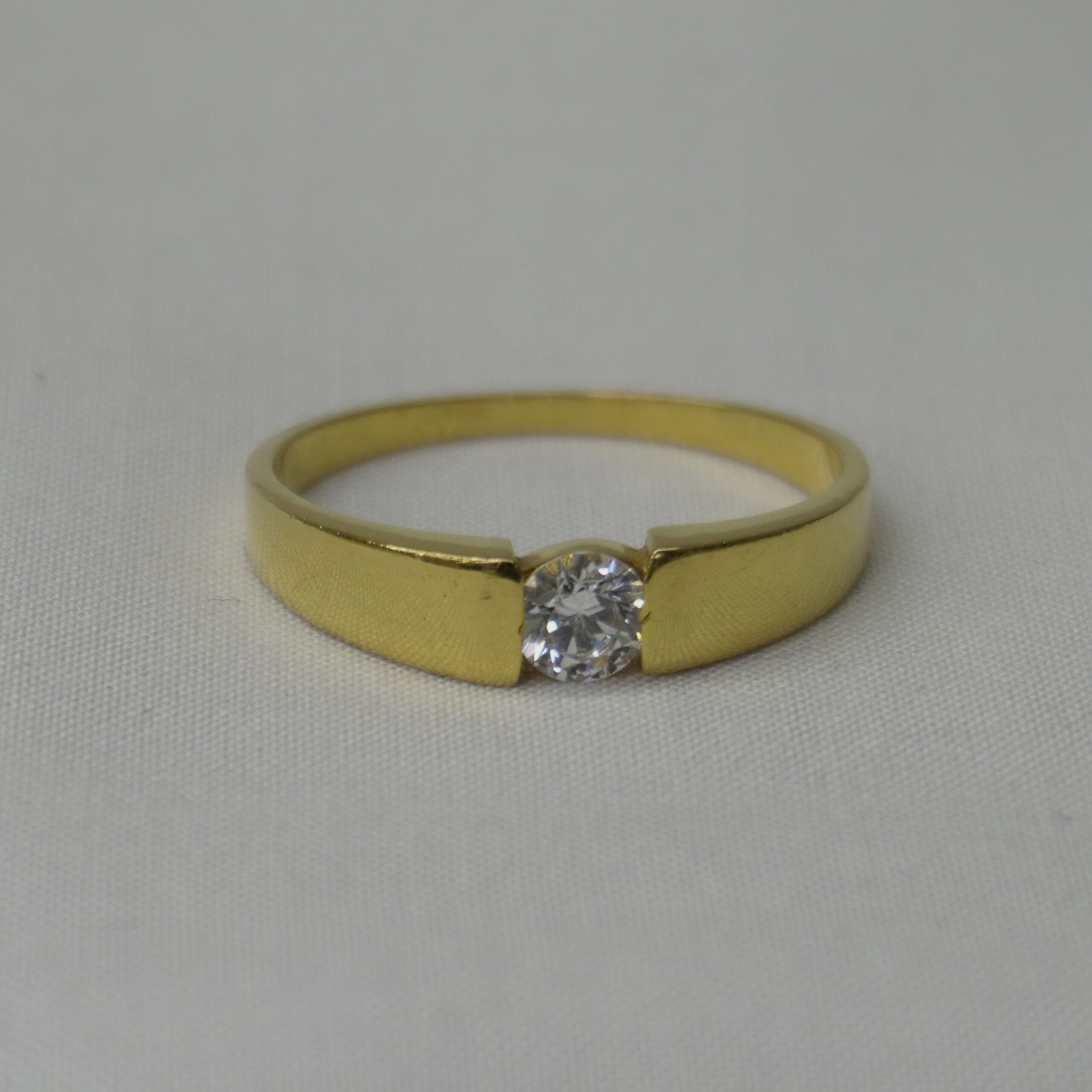 Elegant Hold Solitaire Gold Ring