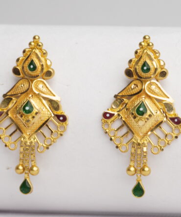 Dangling chain drops Stud